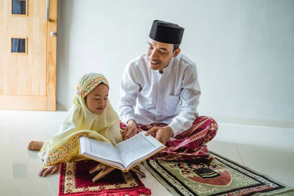 Vader en kind lezen koran samen — Stockfoto