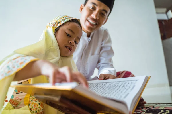 Koran lesen lernen — Stockfoto