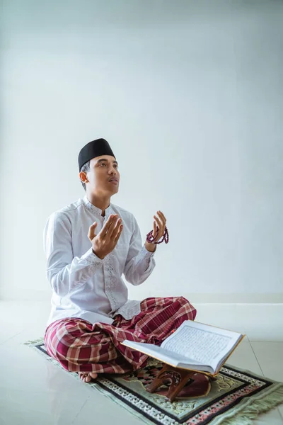 Muslimischer asiatischer Mann betet zu Gott — Stockfoto