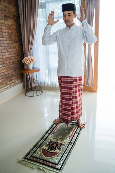 Asiático muçulmano homem solat e takbir — Fotografia de Stock