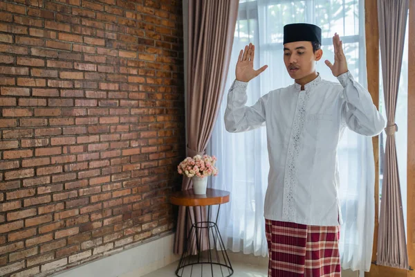 Muslim manusia solat atau berdoa — Stok Foto