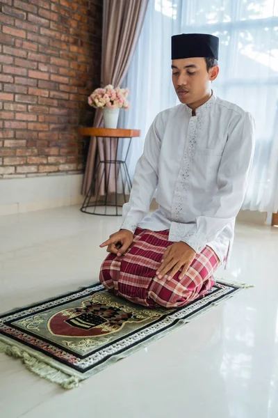 Muslim man solat or praying — Stock Photo, Image