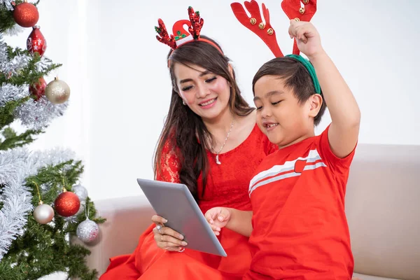 Mãe e filho usando tablet — Fotografia de Stock