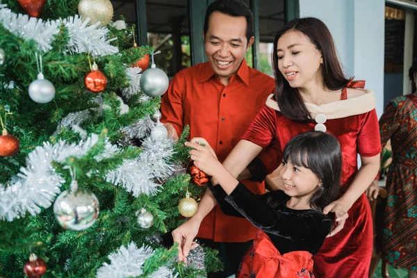 Keluarga dan anak menggantung dekorasi pohon Natal — Stok Foto