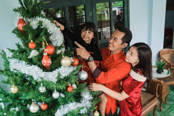 Keluarga dan anak menggantung dekorasi pohon Natal — Stok Foto