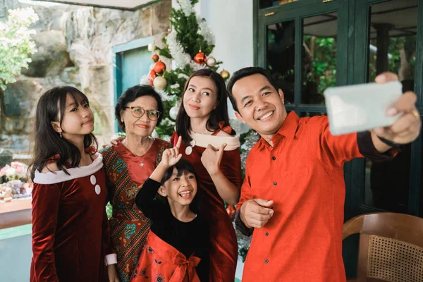 Selfie keluarga besar pada hari Natal — Stok Foto