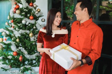 Veren Noel hediyesi koca