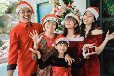Asyalı mutlu aile Noel 'i birlikte kutluyor.