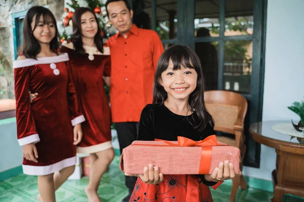 Dziecko dając prezent niespodzianka dla babci — Zdjęcie stockowe