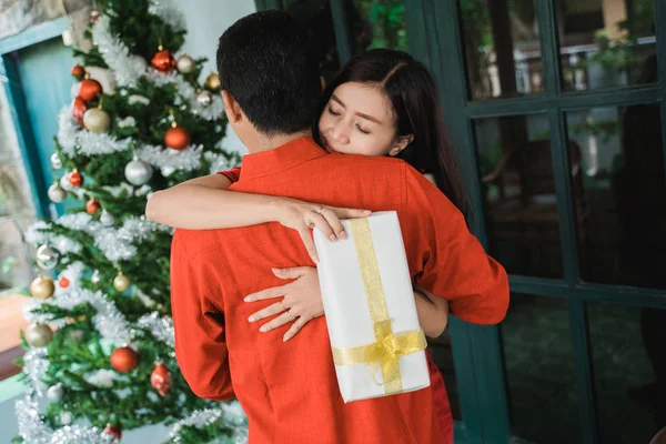 Hombre dando regalo de Navidad a la mujer — Foto de Stock