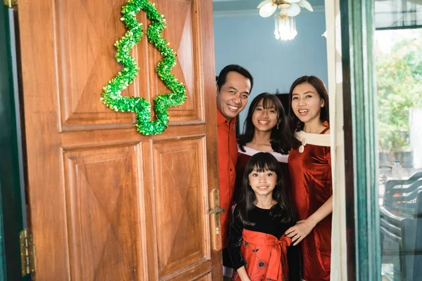 Familjen öppnar dörren till huset — Stockfoto