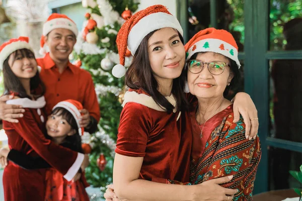 Córka i starszy matka przytulić na Boże Narodzenie — Zdjęcie stockowe