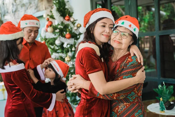 성탄절에는 딸 과 양어머니 포옹 — 스톡 사진