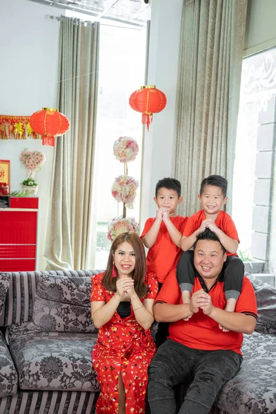 Azji chiński rodzina z dwóch syn uśmiecha się i congrat księżycowy Nowy Rok patrząc w aparat — Zdjęcie stockowe