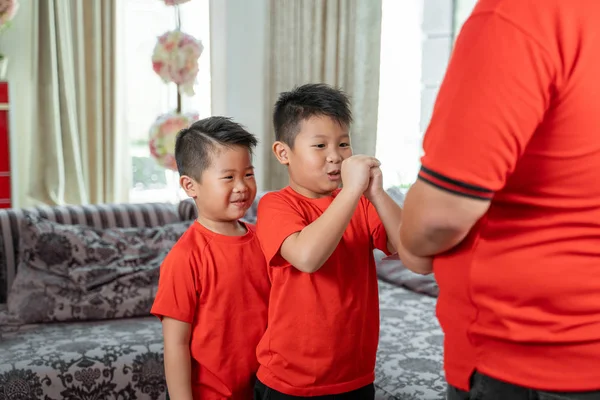 Asiático chinês pai dar ang pao para seus filhos — Fotografia de Stock