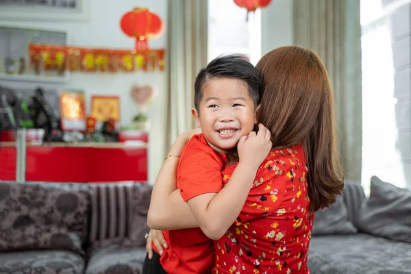Smiling asian little boy embracing her mother — ストック写真
