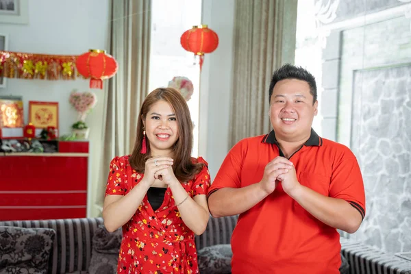 Azji chiński para noszenie czerwony odzież motyw z congrat gest księżycowy Nowy Rok — Zdjęcie stockowe