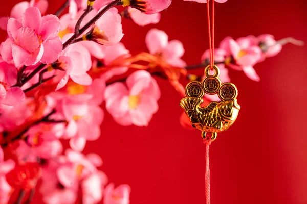 中国新年装饰品挂在树枝上 — 图库照片