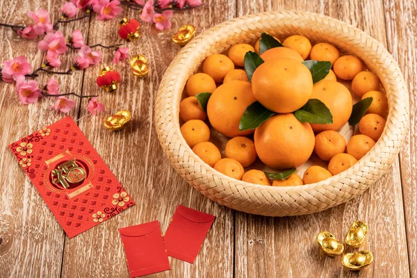 Enveloppe de paquet orange et rouge sur le nouvel an chinois — Photo