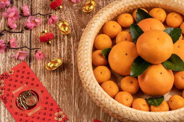 Ano Novo Chinês - Laranja mandarim e pacote vermelho — Fotografia de Stock