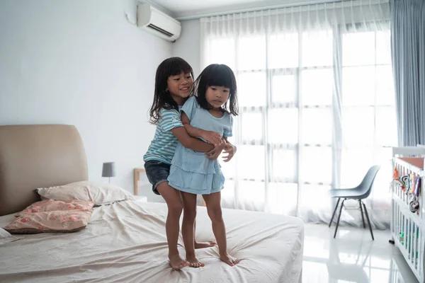 Lindo niños chica jugando en la cama — Foto de Stock