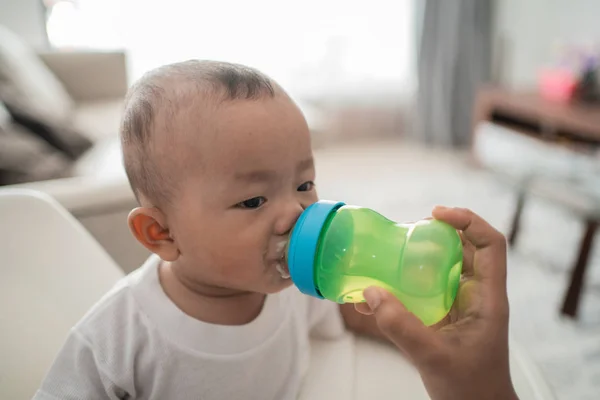Bebé niño chupando botella de agua —  Fotos de Stock