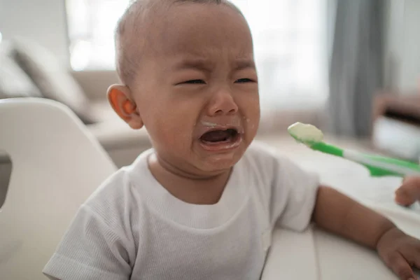 Crying baby boy on feeding time — Stock Photo, Image