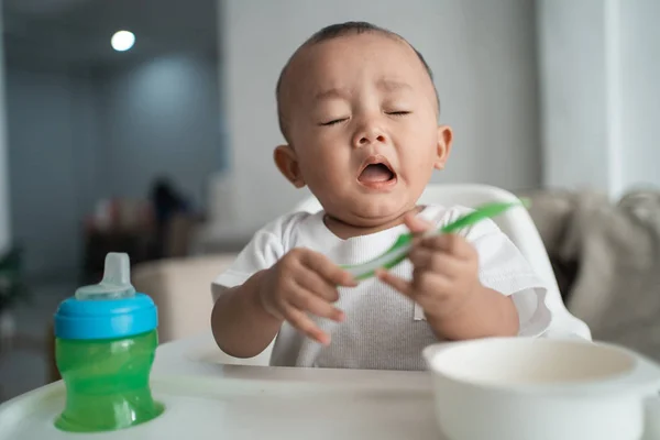 Bebé niño estornudando —  Fotos de Stock