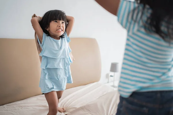 Kid pillow fight on the bed — Stock Photo, Image