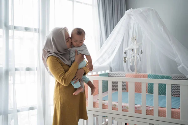 Ibu muslim bermain dengan anaknya — Stok Foto