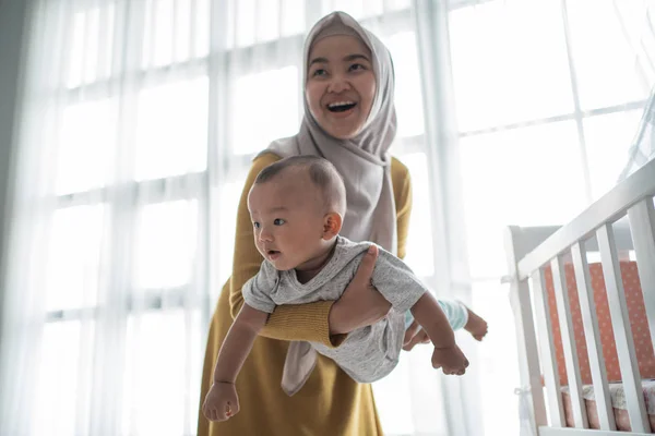 イスラム教徒の母親は子供と遊び — ストック写真