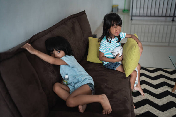 дети дерутся и плачут дома
