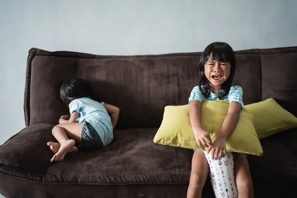 Дети дерутся и плачут дома — стоковое фото