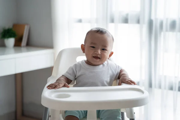 赤ん坊の高い椅子に座って — ストック写真