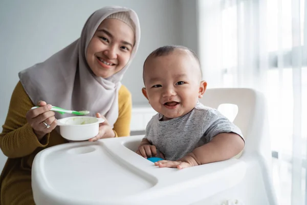 Asiatique bébé garçon sourire à caméra — Photo