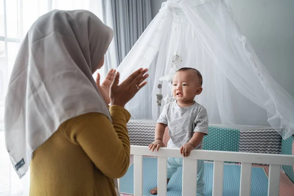 Ibu muslim bermain dengan anaknya — Stok Foto