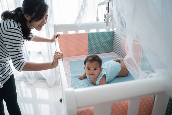 亚洲快乐的婴儿在婴儿床上 — 图库照片
