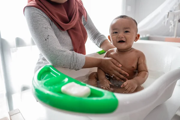 Musulmán madre lavando niño en bañera —  Fotos de Stock
