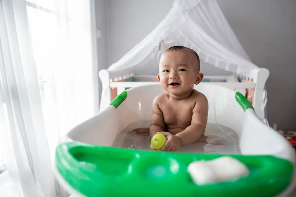 Menino criança desfrutar de brincar com água enquanto tomando um banho — Fotografia de Stock