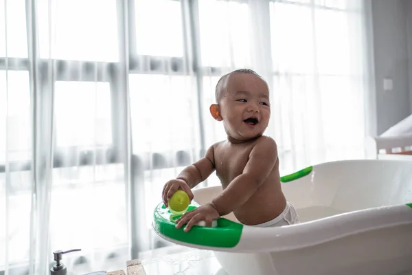 Хлопчик приймає ванну, сидячи на басейні — стокове фото