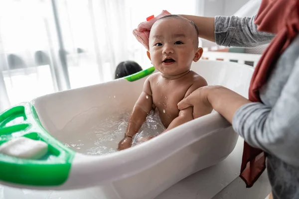 Bebé feliz tomando un baño con la madre —  Fotos de Stock