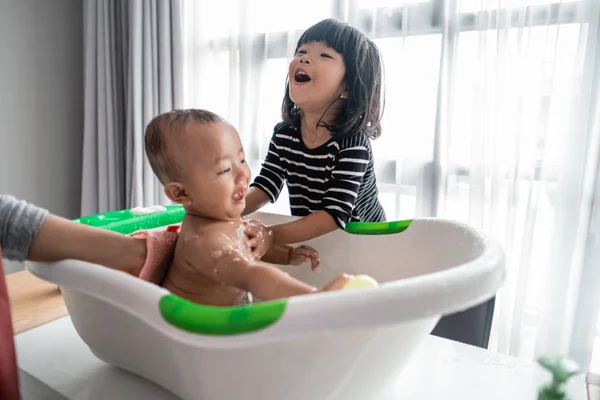 Hermana ayudar a su hermanito a tomar un baño —  Fotos de Stock