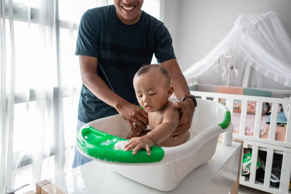爸爸喜欢洗她的男婴 — 图库照片