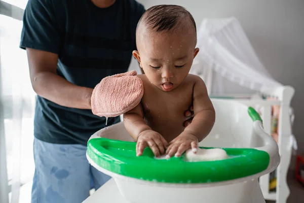 Padre disfrutar lavar su bebé niño — Foto de Stock