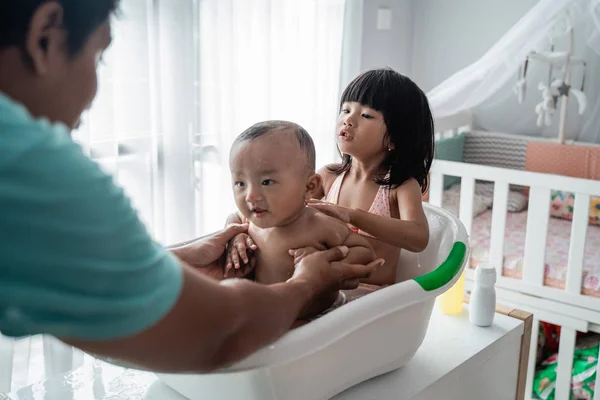 Padre facendo il bagno dei suoi figli — Foto Stock