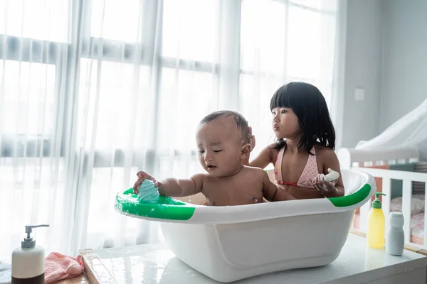 Filho irmão tomando banho juntos em casa — Fotografia de Stock