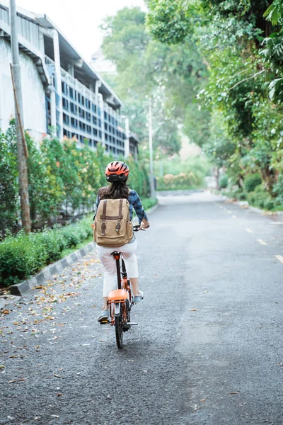 Asiática joven mujer va usando un casco y una bolsa de montar su bicicleta plegable —  Fotos de Stock