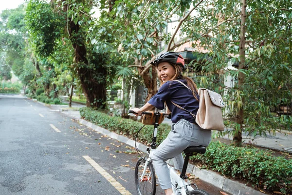 Jeunes femmes en vélo pliant sur la route — Photo