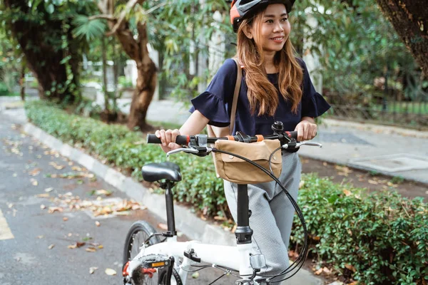 Hermosas mujeres jóvenes caminan en bicicletas plegables — Foto de Stock