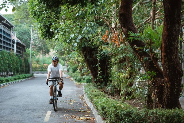 Asiático joven paseo bicicleta de carretera —  Fotos de Stock